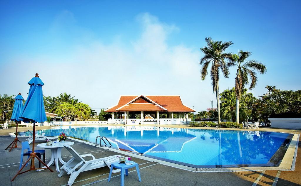 Pinehurst Golf Club And Hotel Pathum Thani Exterior foto